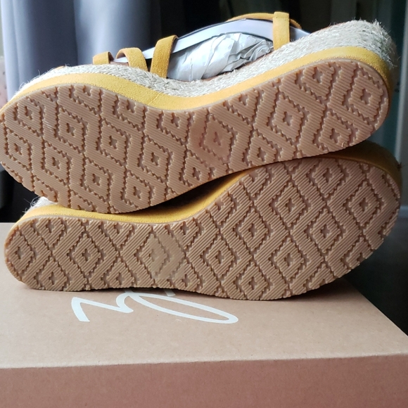 NIB Yellow Zodiac Yolanda wedge sandal - Picture 10 of 12